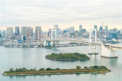 Horizonte De Tokio Con La Torre De Tokio Y El Puente Del Arco Iris