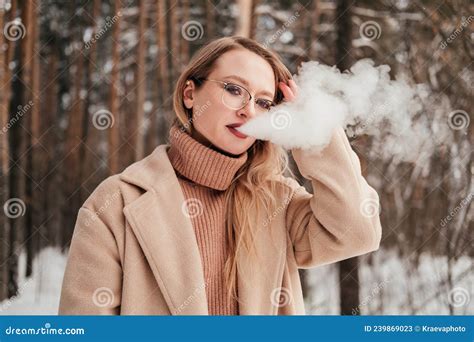 Blonde Femme D Ge Moyen Fumer Vape Ou Cigarette En For T D Hiver Fille En Manteau Souffle De