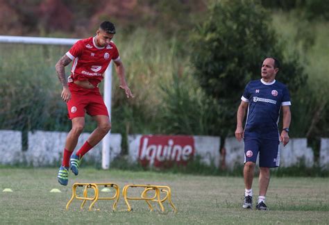 Pendurado Dois Cart Es E Na Transi O Camutanga Pode Ser Poupado