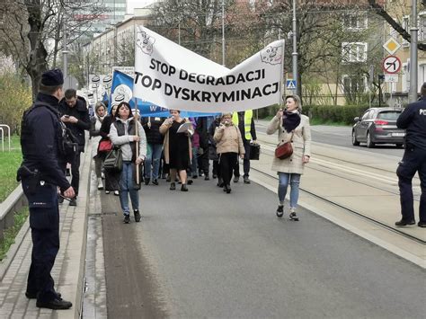 Trwa Przemarsz Piel Gniarek Przez Centrum Miasta Utrudnienia