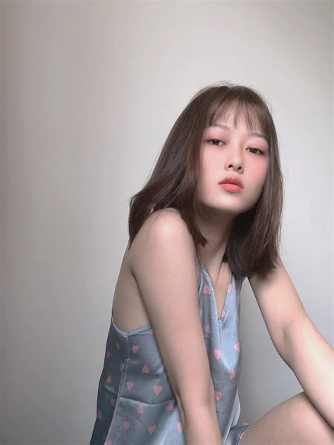 Hot girl Đại học Kinh Tế Huế Đừng cúi đầu vương miện sẽ rơi Đừng khóc Những kẻ xấu sẽ cười