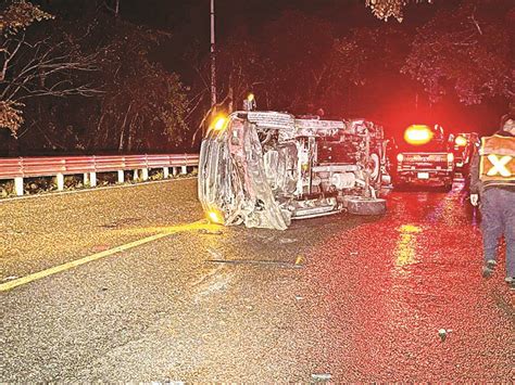 Abandonan Camioneta Volcada Peri Dico El Orbe