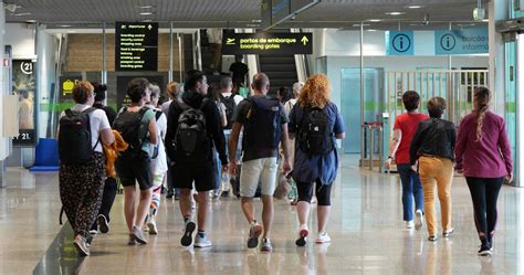 Passageiros Nos Aeroportos Nacionais Aumentam Para Milh Es Em