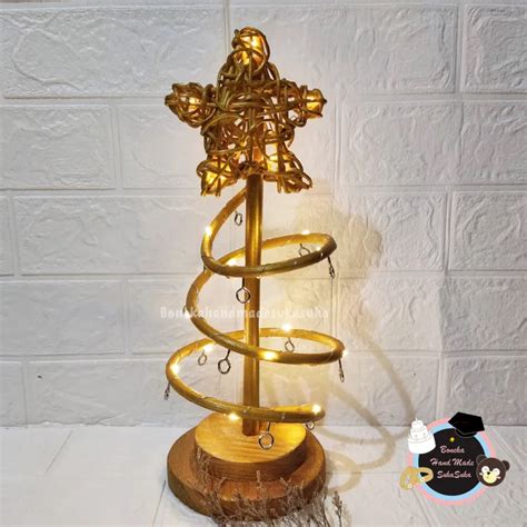 Pohon Natal Mini Tinggi 35 Cm Bahan Rotan Dan Kayu Lampu LED 3 Kedip