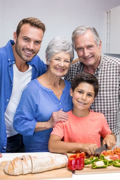 Familia Feliz En La Cocina Foto Premium