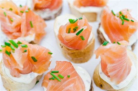 Fotos de Canapés con salmón ahumado y queso crema Imagen de