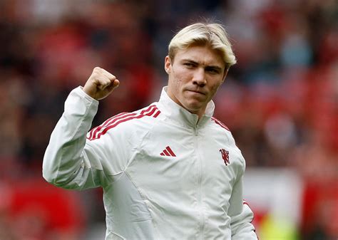 Rasmus Hojlund unveiled on Old Trafford pitch as Manchester United ...