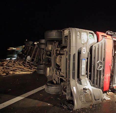 Unfall Betrunkener Lkw Fahrer Rammt Auf Autobahn A Transporter Des