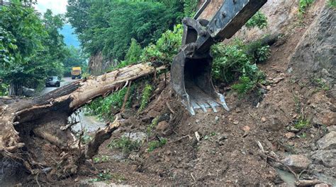 Ordu Da Sa Anak Etkili Oldu Heyelan Il Enin Ba Lant Yolunu Kapatt