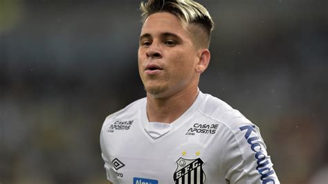 Santos anuncia permanência de Soteldo