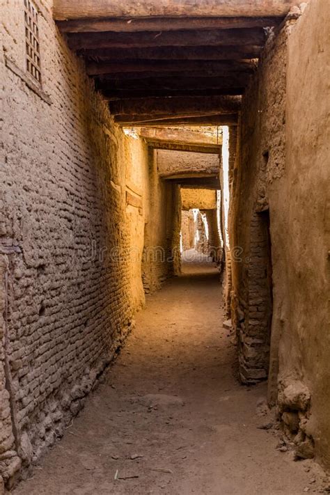 Narrow Alley In Al Qasr Village In Dakhla Oasis Egy Stock Photo