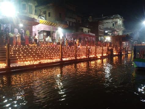 Deep Donation At Mathuras Vishram Ghat कंस वध मेला का हुआ समापन