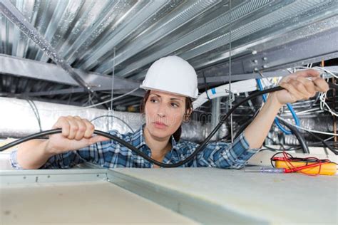 Electricista De Sexo Femenino Que Instala La Ventilaci N En Techo