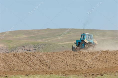 trabajos agrícolas en el procesamiento cultivo de tierras en Kazajstán