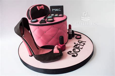 Torta Para Una Mujer Interesada En La Moda Y El Maquillaje