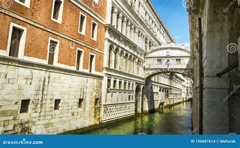 El Puente De Los Suspiros Alias Ponte Dei Sospiri En Venice Italy