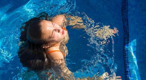 Mujer Joven Sumergida Bajo El Agua En La Piscina Saliendo A La