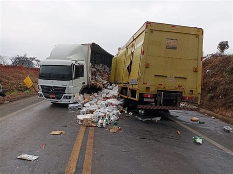 Acidente frontal entre caminhões deixa um morto e um ferido na rodovia