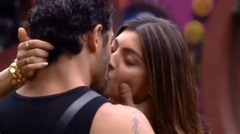 Bigg Boss Ott 2 After Kissing Controversy With Jad Hadid Akanksha