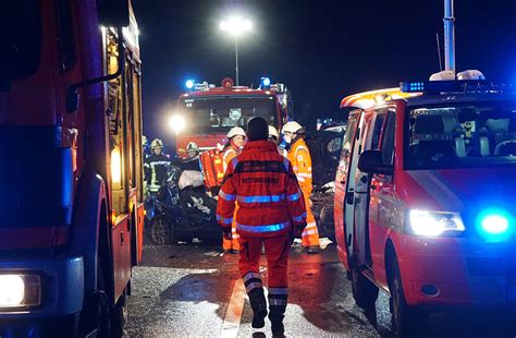 Schwerer Unfall Am Stauende Auf Der B30 Bei Baindt