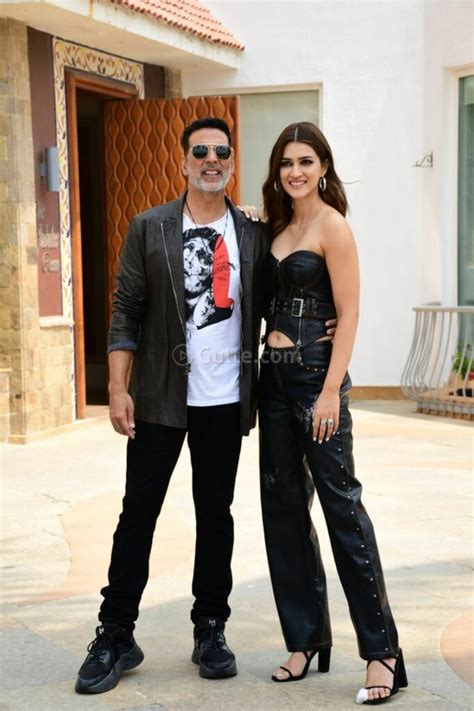 Akshay Kumar Kriti Sanon Leave No Stone Unturned Promoting Bachchhan