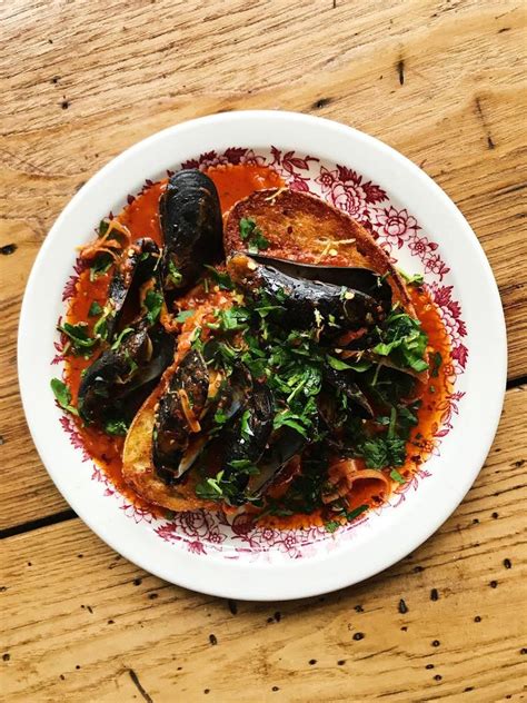 Mussels In Red Sauce Over Fried Garlic Bread