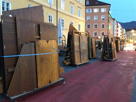 Jetzt werden Stände für den Christkindlmarkt auf dem Marktplatz