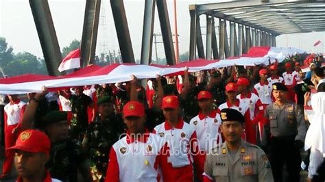 Saat Bendera Merah Putih Sepanjang Meter Diarak Di Jembatan Gajah