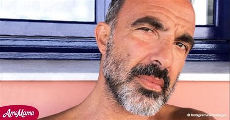 Nikos Aliagas barbu et torse nu se détend pendant ses vacances