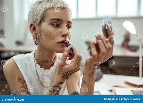 Faire Composent Portrait Et Jeune Femme Blonde Tatouée Attirante L application Du Rouge à