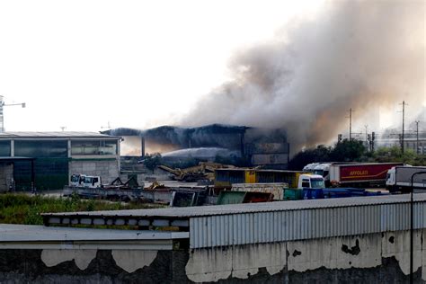 Incendio In Deposito Rifiuti Alla Bovisasca Il Comune Tenete Chiuse