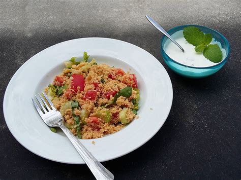 Scharfer Leichter Couscous Salat Mit Joghurt Minz Sauce Schnell Und