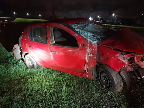 Carro de passeio perde o controle e se acidenta na BR 101 em Araranguá