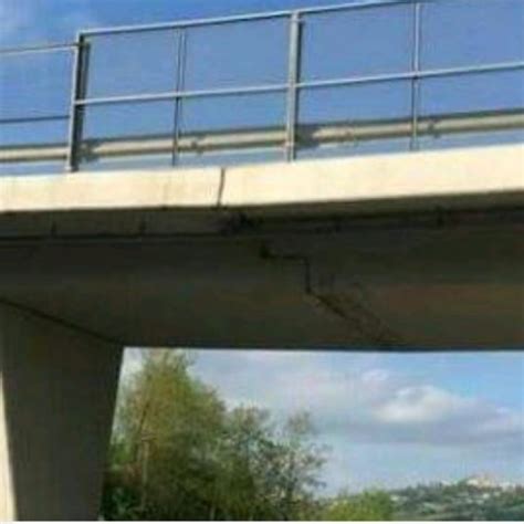 Intonaco Si Stacca Da Un Viadotto Della Messina Catania Esposto Alla