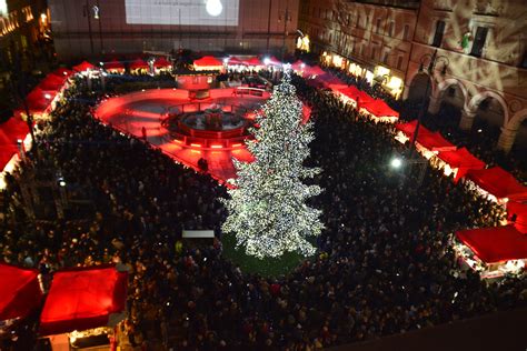 Si Accende La Piazza Del Natale Ecco Il Cuore Di Pesaro Tele