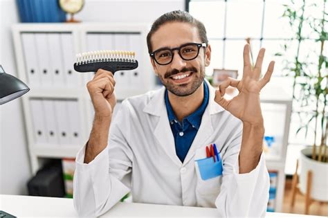 Joven Dentista Hispano Comparando El Blanqueamiento Dental Haciendo El