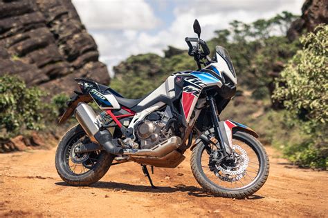 Honda CRF 1100L Africa Twin 2023 ganha novas cores e câmbio DCT nacional