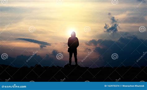 La Silueta Del Hombre Mirando El Atardecer Foto De Archivo Imagen De