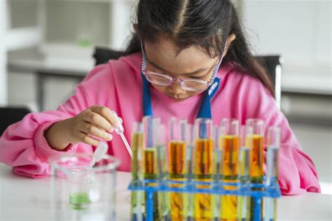 School children are doing chemistry experiments for classroom learning 40153681 Stock Photo at ...