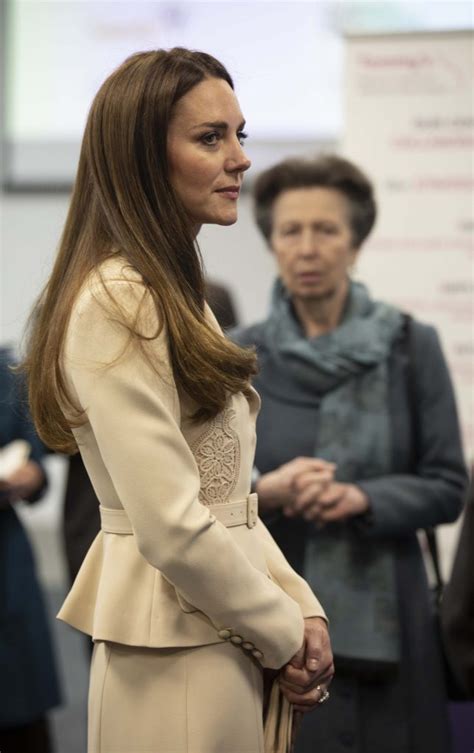 Kate Middleton Sfoggia Il Tailleur Nude Per La Prima Uscita Pubblica Con La Principessa Anna
