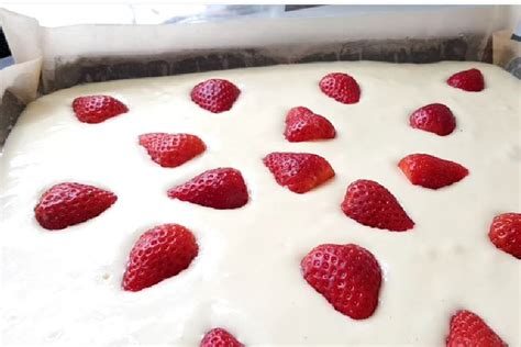 Torta al latte con fragole limpasto è pronto in pochi minuti Ha 180