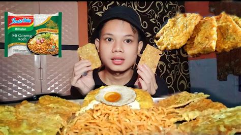 MIE PAKE GORENGAN MUKBANG MIE GORENG ACEH INDOMIE EXTRA GORENG TEMPE