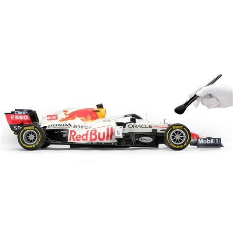 Sergio Pérez 2021 Oracle Red Bull Racing RB16B 1:8 Scale Model – Turki