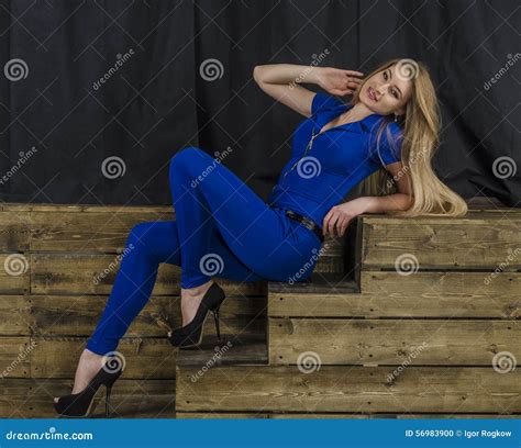 La Bella Bionda Con Capelli Lunghi In Camici Blu E Tacchi Alti Che Si