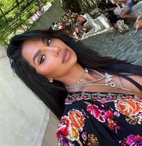 Gallienne Nabila Stylish Women Beautiful Women Brunette