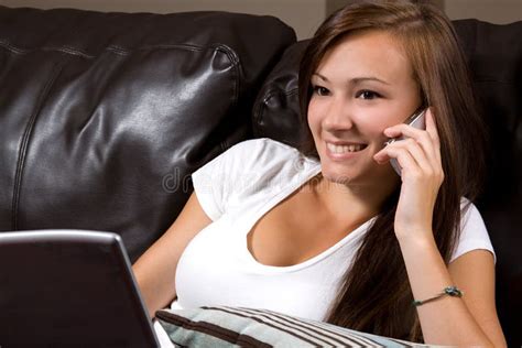 Adolescente Que Fala No Telefone De Pilha Foto De Stock Imagem De