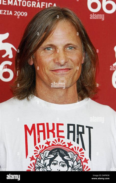 El Actor Estadounidense Viggo Mortensen Posa Para Los Fot Grafos