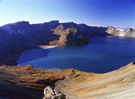 无人横图俯视室外白天旅游度假湖湖泊石头美景山山脉水长白山中国亚洲石子湖面景观山峰水流水面山峦