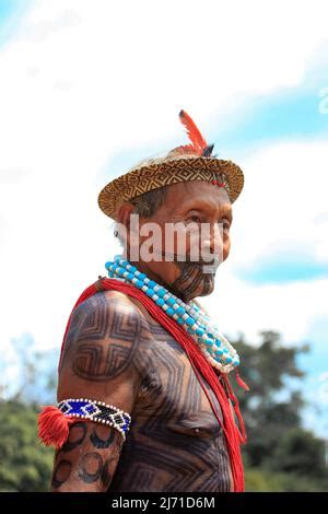 Líder de la tribu indígena Asurini en la Amazonía brasileña tocando