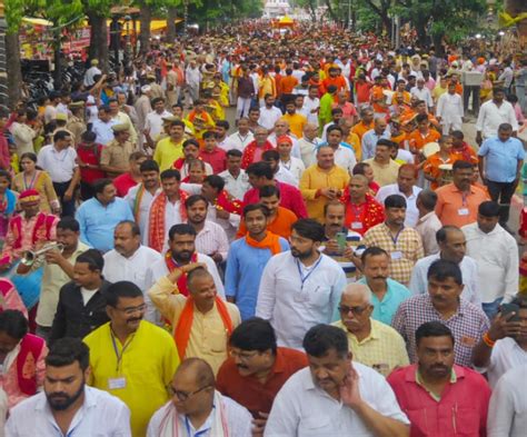 गोरखनाथ मंदिर से निकली सीएम योगी आद‍ित्‍यनाथ की भव्य व‍िजय शोभायात्रा